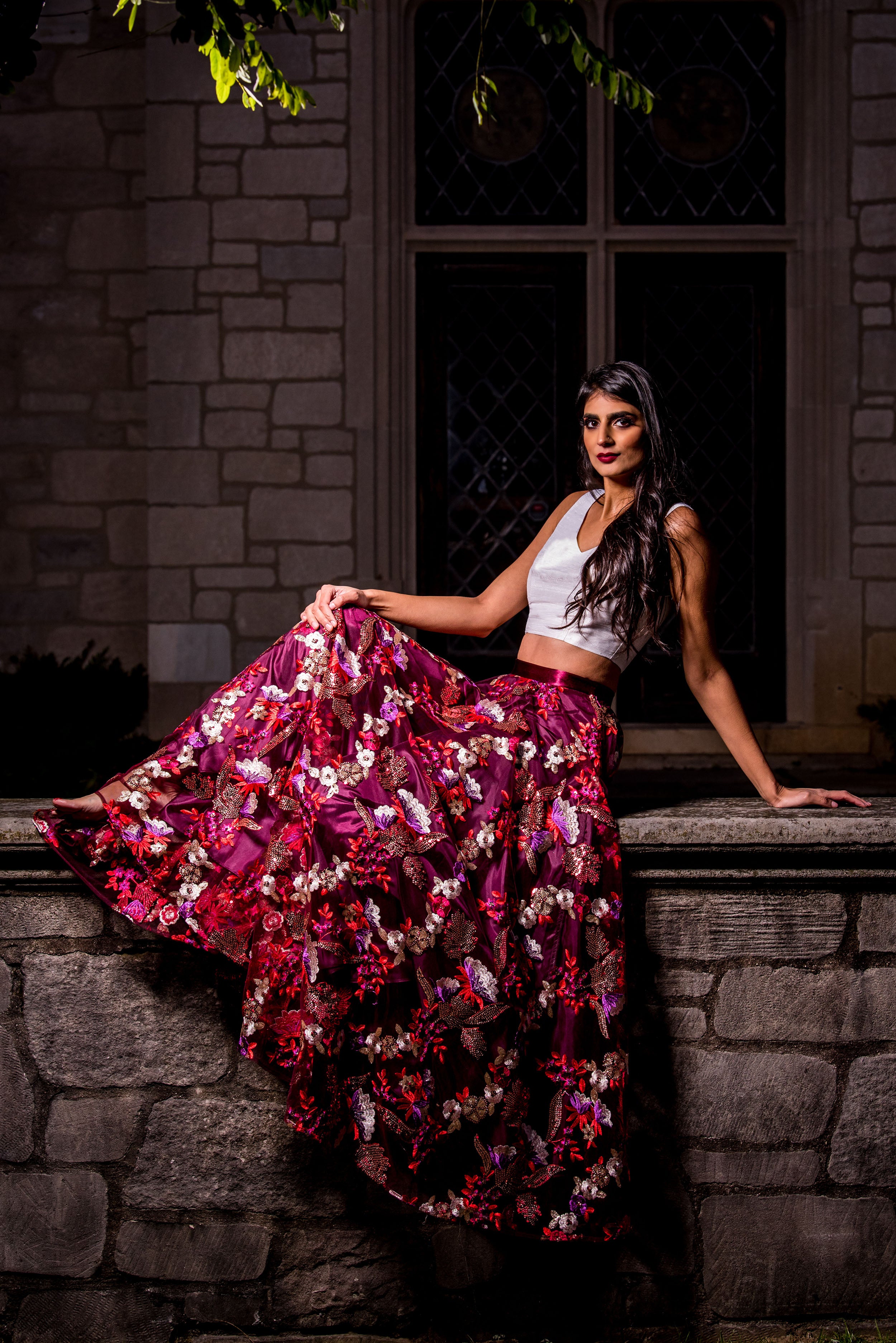 Beautiful Fashion Model Girl Wearing Red Long Skirt Red Shawl Stock Photo  by ©alextorb 210048082